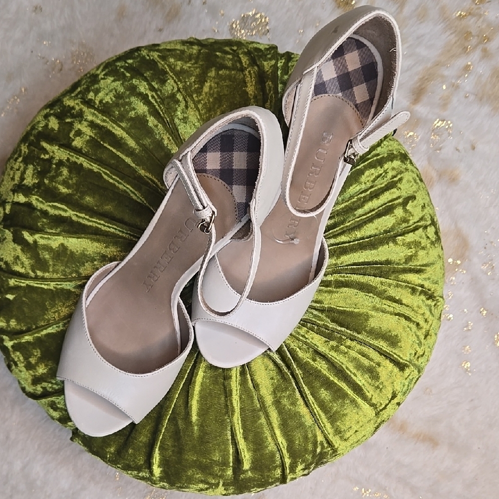 Burberry Women's Heels Size 38 1/2. Size 7.5 US. NEW!  Luxury. Designer. - Picture 6 of 14